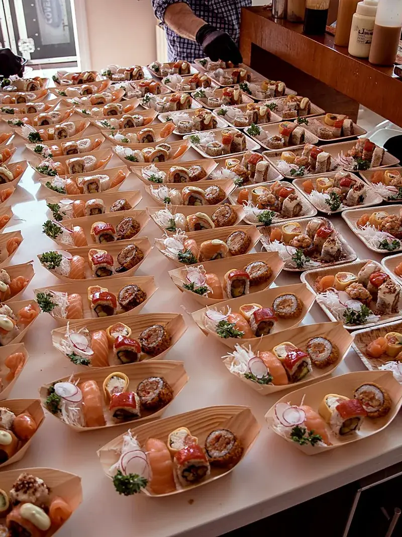 Bandejas de sushi servidas en un evento
