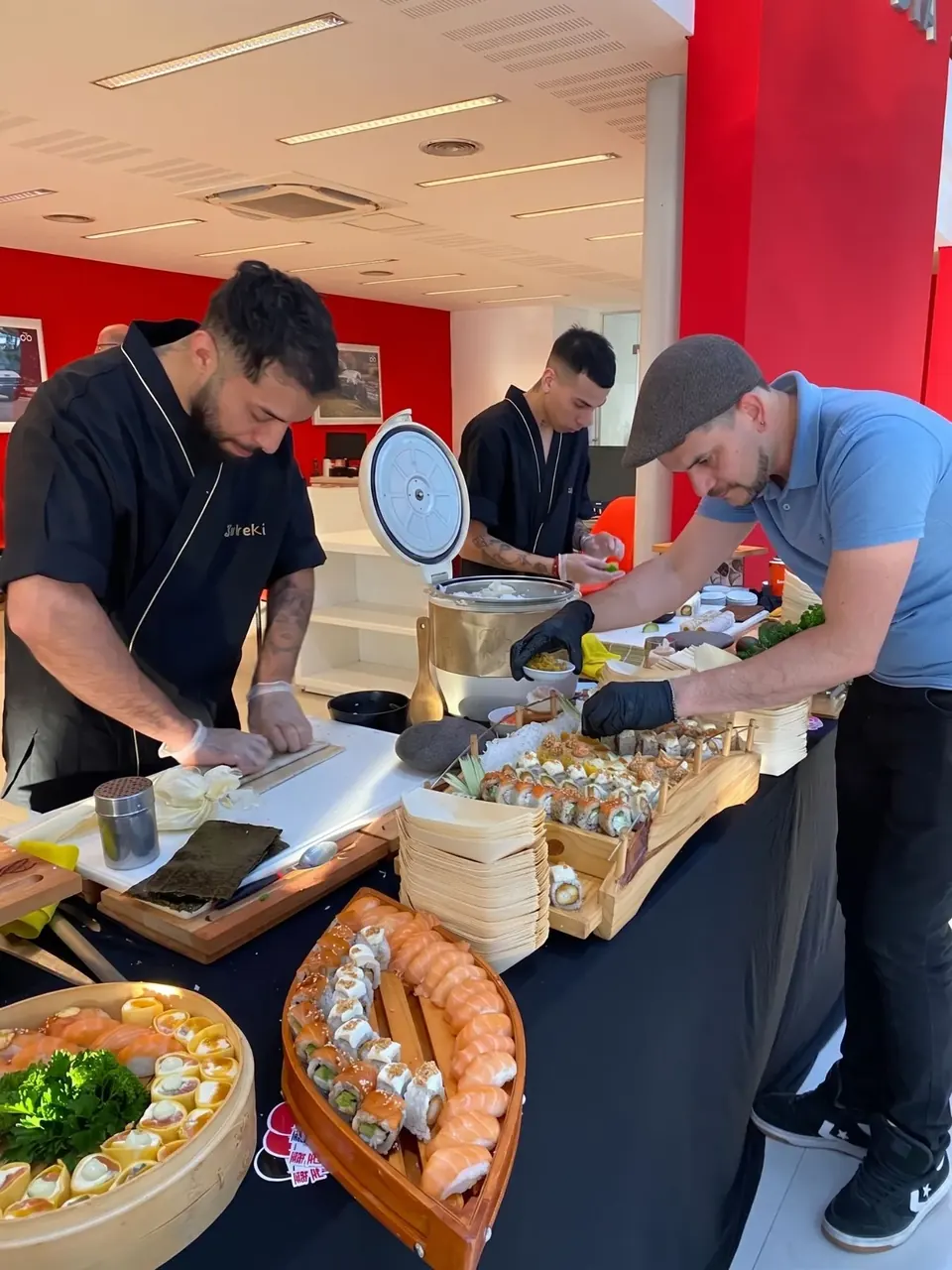 Sushimans de Suteki armando piezas en vivo durante un evento