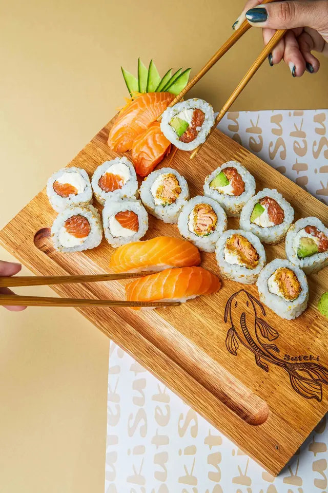 Tabla de sushi variada
