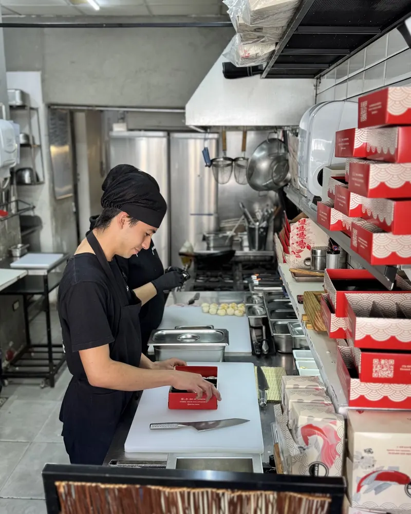 Cocinero armando un pedido en la cocina