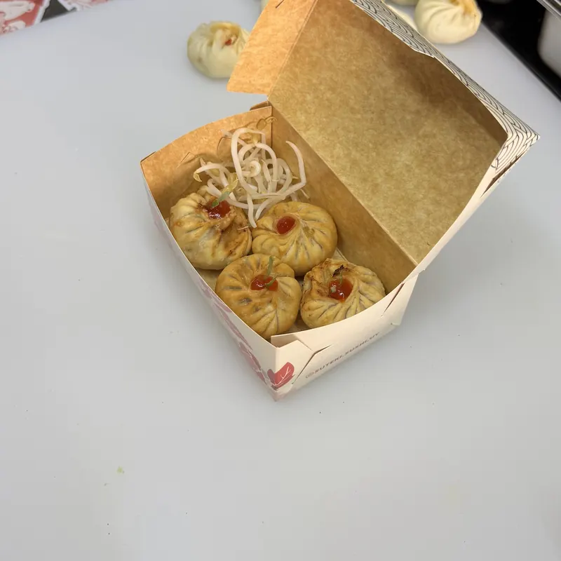 Dumplings dorados en caja de Suteki