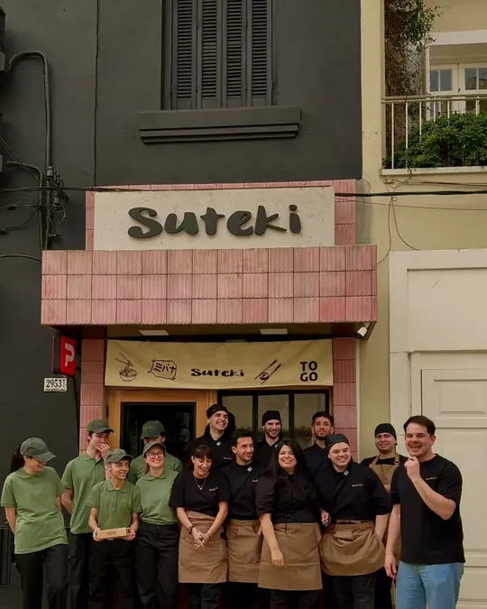 El equipo de Suteki frente al local de Pocitos