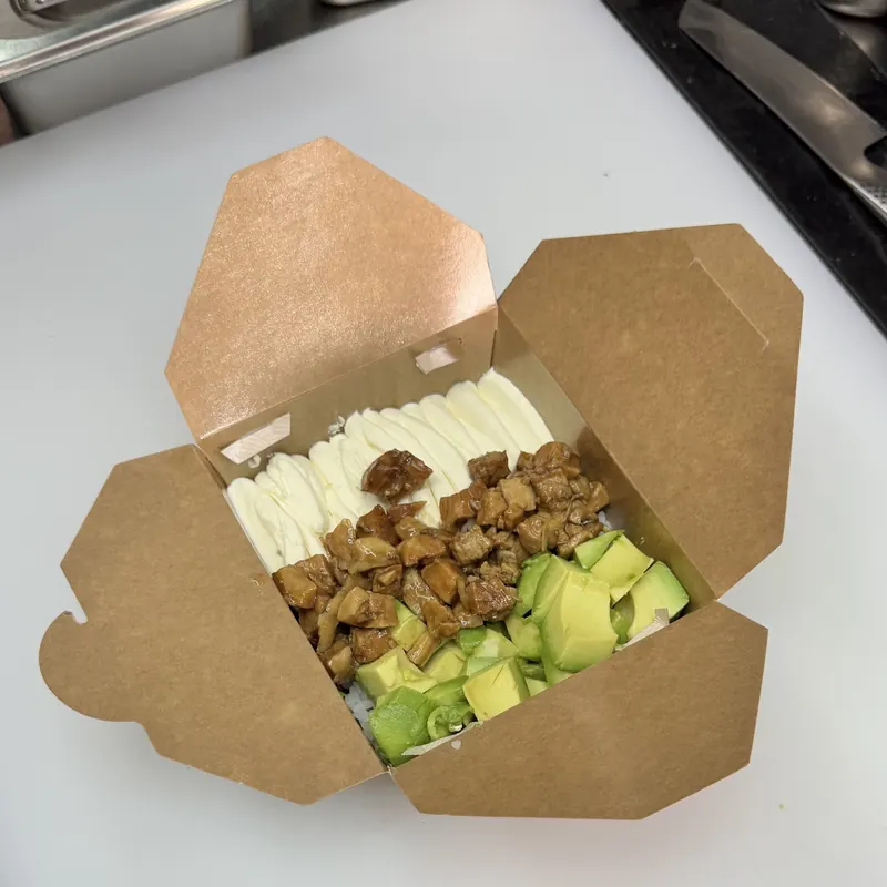 Poke en caja de take away, con arroz, palta y proteína