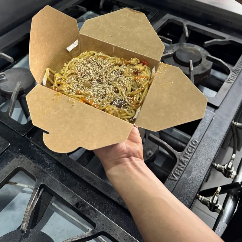 Fideos salteados al wok con sésamo, en su caja